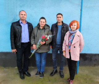 Денис Ткаченко, Жанна Дерлі та Сергій Кузьмук привітали жительку громади, дитину-сироту, з отриманням будинку у с.Майори