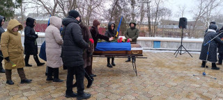 Великодальницька громада провела в останню путь Захисника України Романа Тюміна